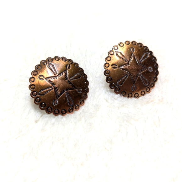 Vintage 60's Copper Concho Stamped Screw Back Southwestern Earrings - Picture 8 of 8